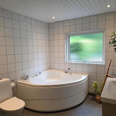 By The Sea With Hot Tub Feriehus *